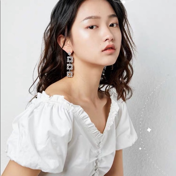 Luxurious Earring - Picture 3 of 4